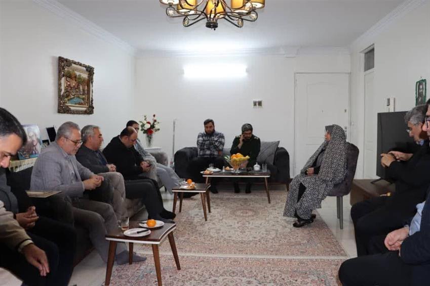 دیدار صمیمی مسئولان شهریار و شهر باغستان با خانواده‌های ایثارگر شهیدان محمد طاهری و علی پاچله