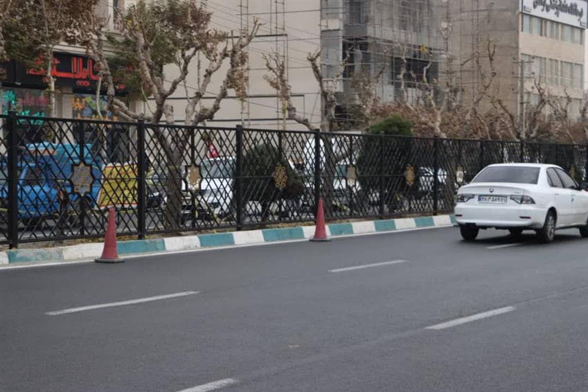 تداوم عملیات بهسازی و تعویض نرده‌های ترافیكی محور اصلی شهر باغستان