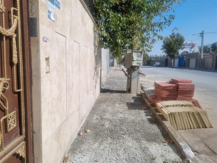 گام تازه در مسیر بهسازی معابر باغستان؛ اجرای عملیات پیاده‌روسازی در ده شرقی خادم‌آباد