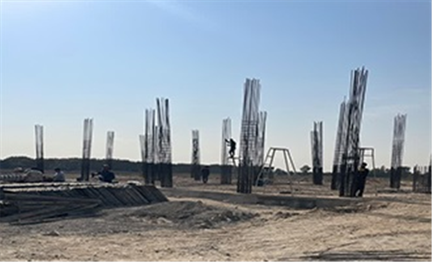 تداوم عملیات عمرانی مدرسه سعیدآباد؛ اجرای آرماتوربندی فونداسیون دیوار محوطه و ستون‌های همكف